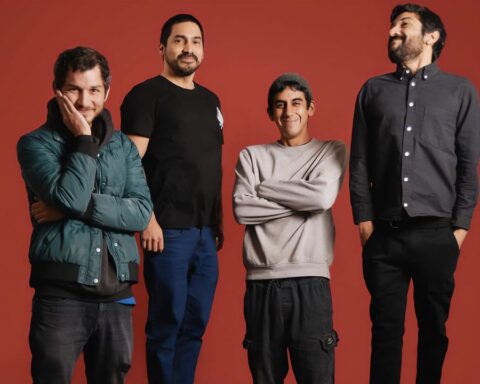 Luiz Guzmán posando con fondo rojo