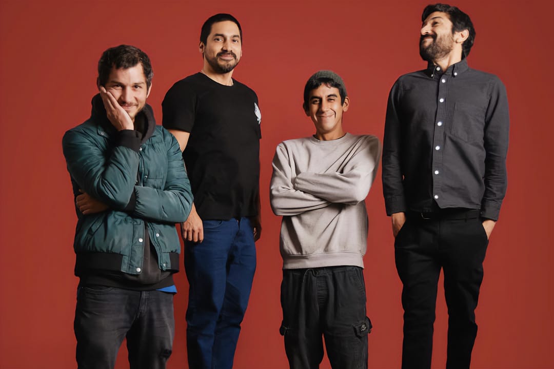 Luiz Guzmán posando con fondo rojo