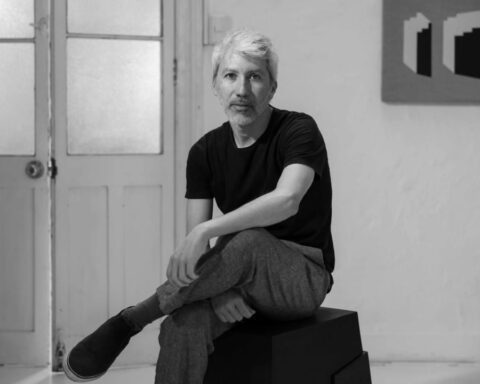 Luis Loz sentado en una sala