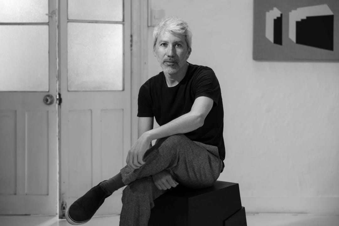 Luis Loz sentado en una sala