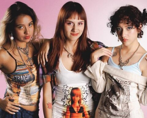 Paradero Astral en sesión fotográfica con trajes rosados