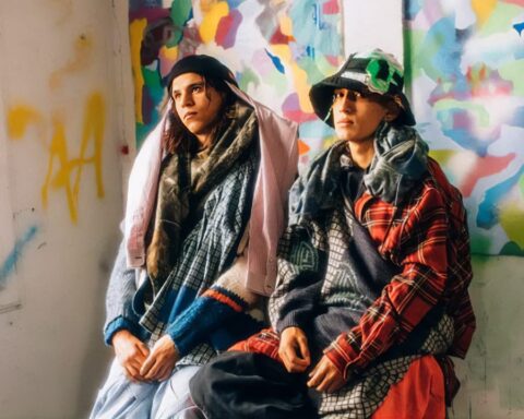 Raze y GacelasHeladas posando frente a la cámara en una pared pintada