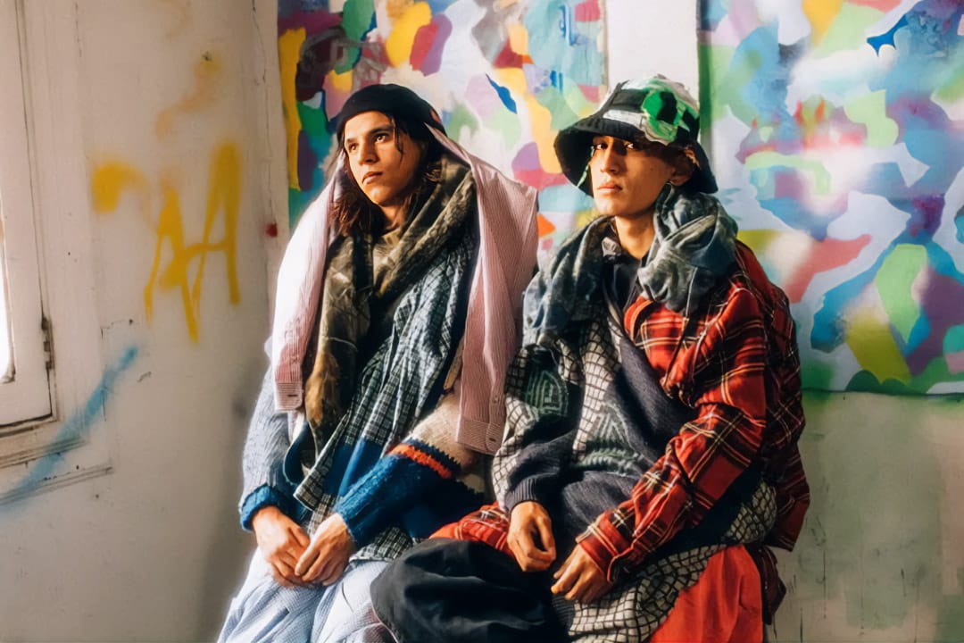 Raze y GacelasHeladas posando frente a la cámara en una pared pintada