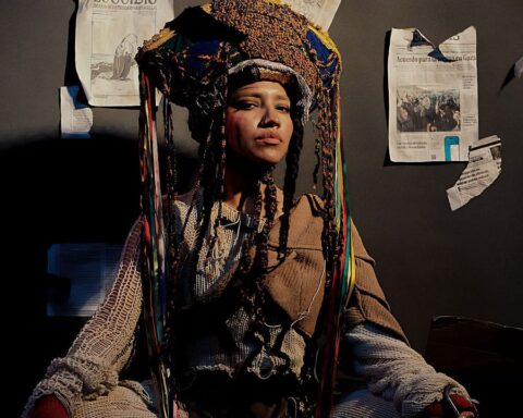 Renata Flores en vestuario de danzante de tijeras