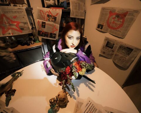 RPLK sentada en una mesa