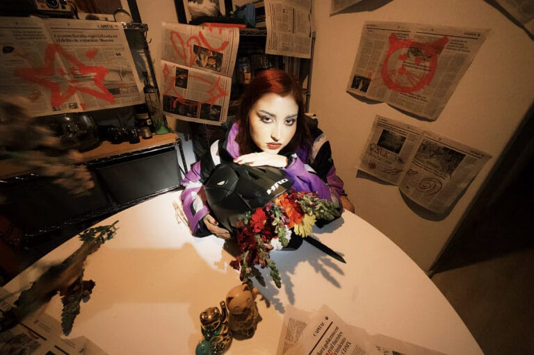 RPLK sentada en una mesa