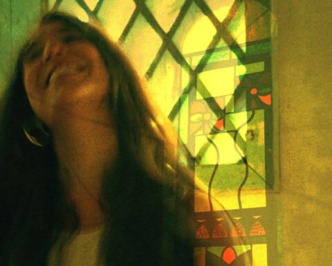 Andrea Cruz reflejada con un vitral detrás