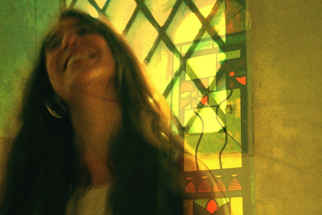 Andrea Cruz reflejada con un vitral detrás