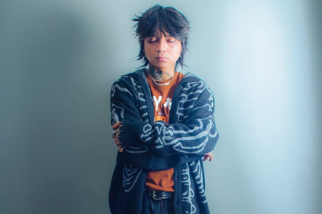 Bautista con un traje azul en fondo celeste