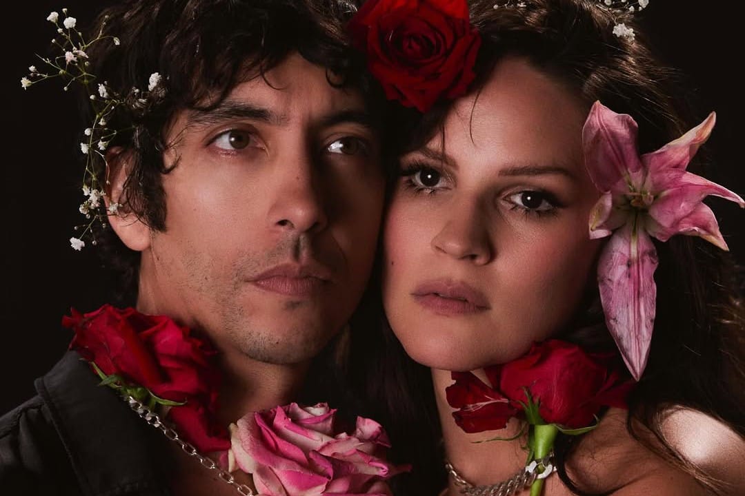 Buscabulla con rosas en las vestimentas