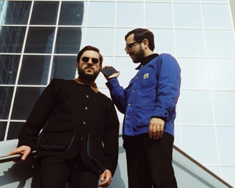 Clubz en un edificio con vidrios