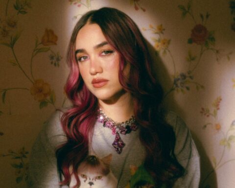 Ela Taubert con cabello rojo y papel tapiz