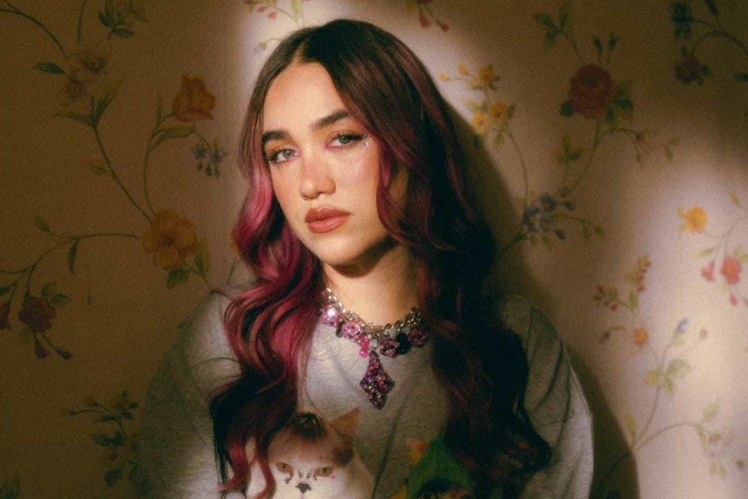 Ela Taubert con cabello rojo y papel tapiz