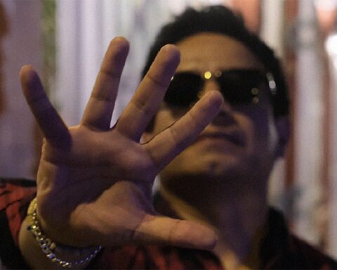 Indomable tapando la cámara con la palma de su mano