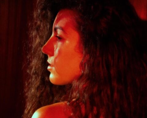 Lorena Blume posa de perfil