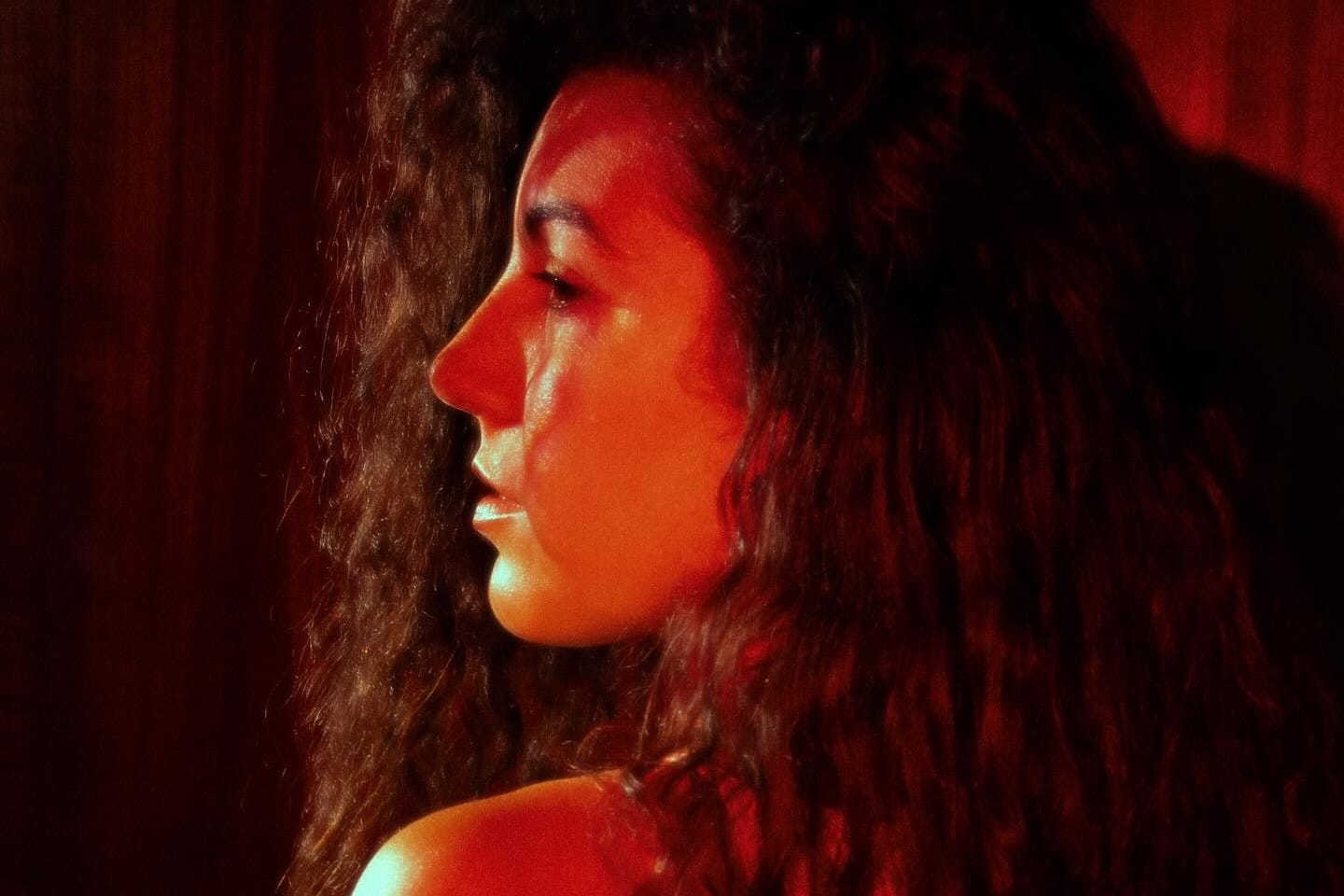 Lorena Blume posa de perfil