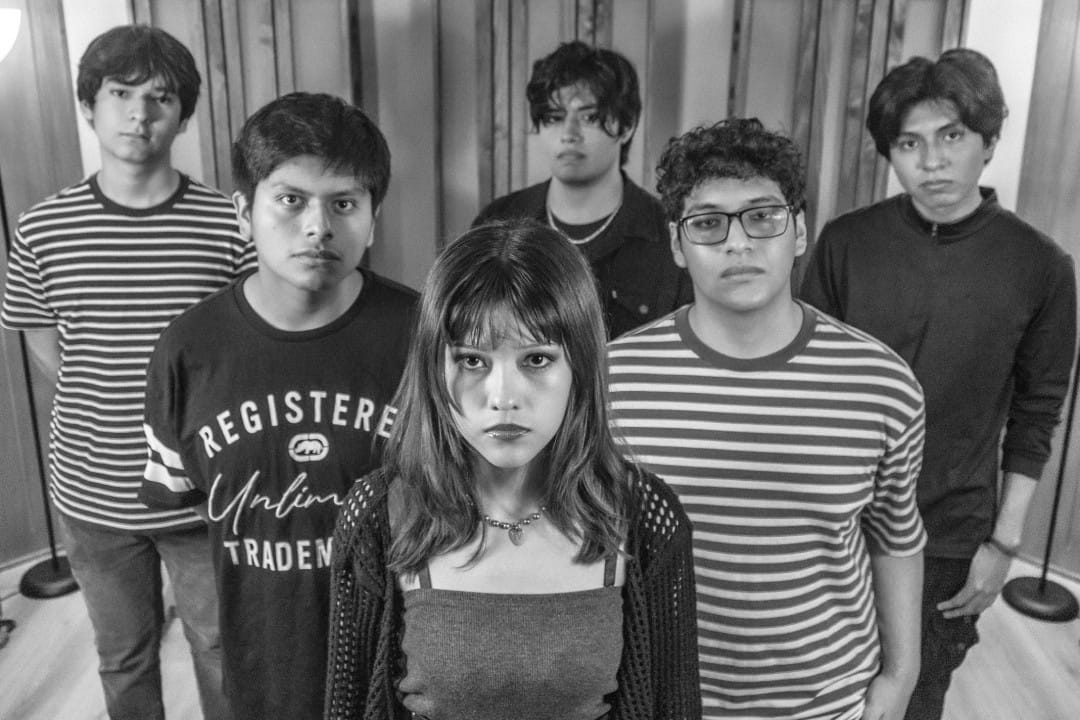 Los Membrillos posando uno detrás de otro