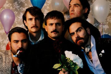 Midnight Generation con globos y rosas