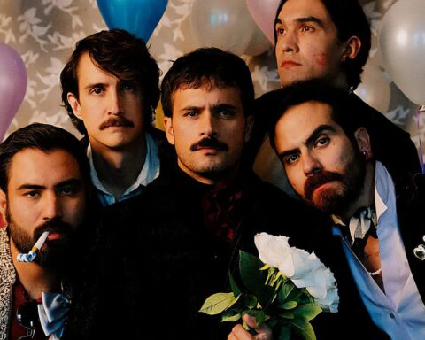 Midnight Generation con globos y rosas