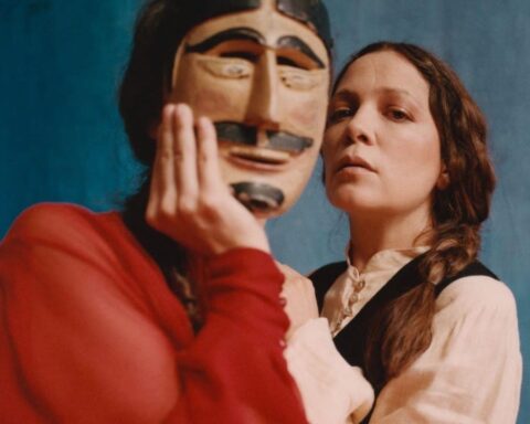 Natalia Lafourcade con una persona enmascarada