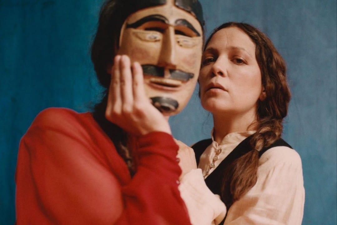 Natalia Lafourcade con una persona enmascarada