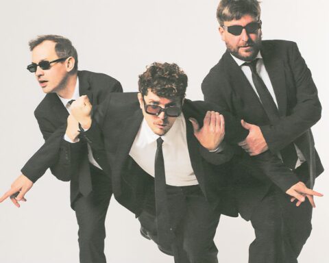 Rayos Láser posando con ternos de color negro