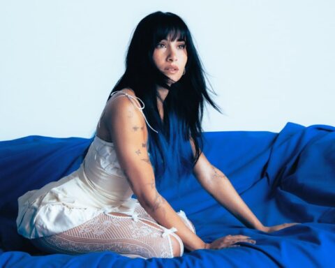 Aitana sobre una cama azul