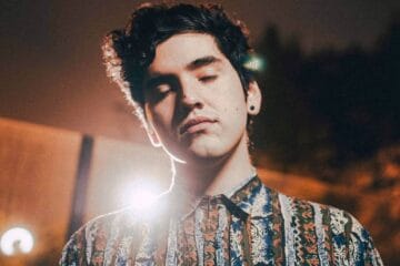 André Urban posando con camisa de flores