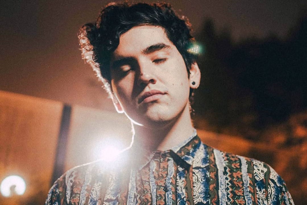 André Urban posando con camisa de flores