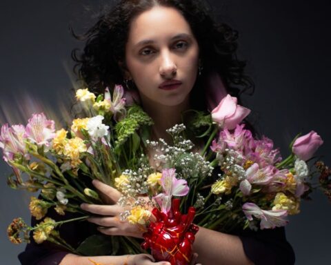 Arantxa sosteniendo un ramo de flores