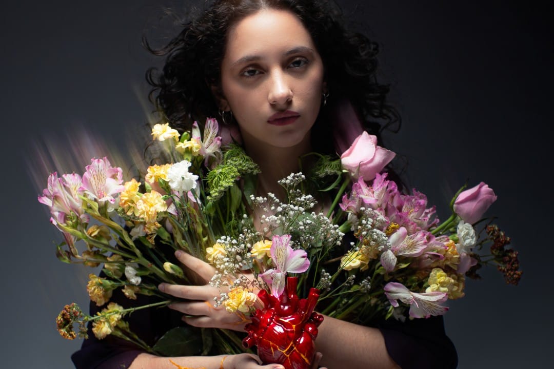 Arantxa sosteniendo un ramo de flores
