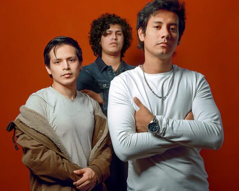 Integrantes de Artibüs posan frente a un fondo rojo