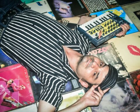 Ballet Mecánico echado sobre una pila de discos