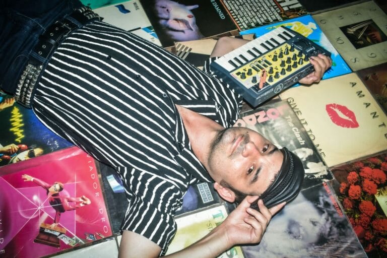 Ballet Mecánico echado sobre una pila de discos