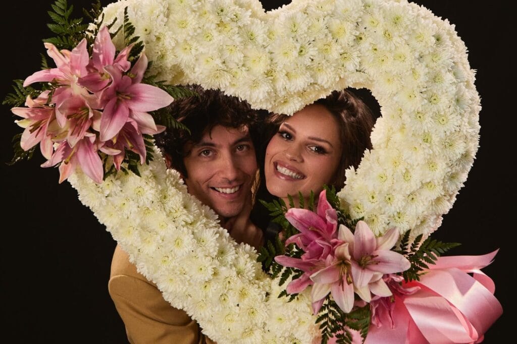 Buscabulla sosteniendo un arreglo floral con forma de corazón