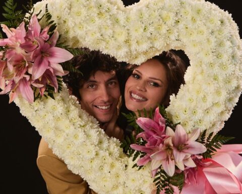 Buscabulla sosteniendo un arreglo floral con forma de corazón