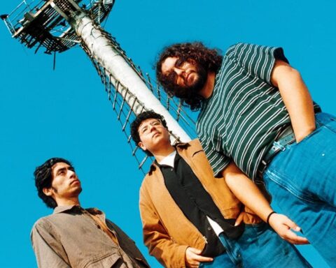 Cataratas en Siberia posando con una antena de fondo