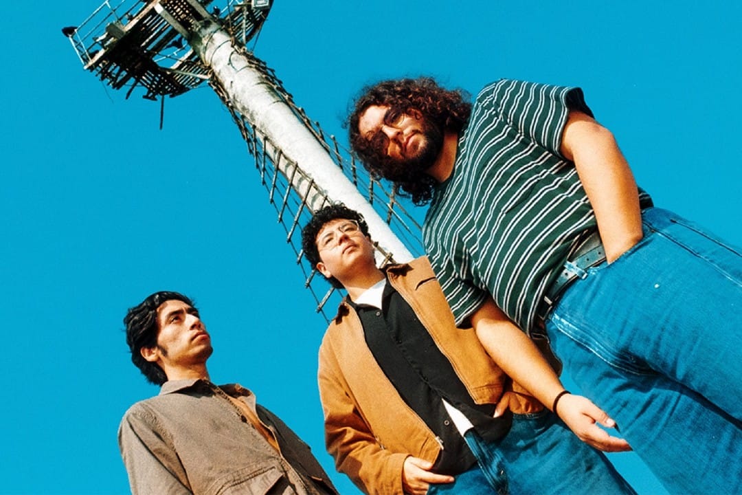 Cataratas en Siberia posando con una antena de fondo