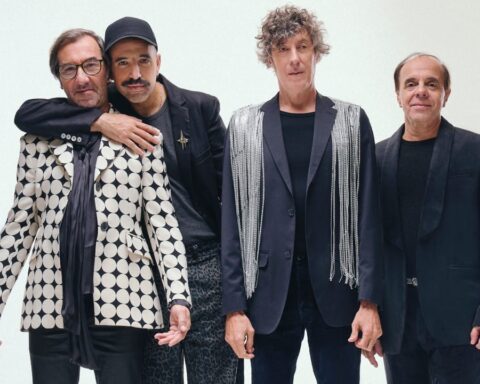 El Cuarteto de Nos posando con fondo blanco