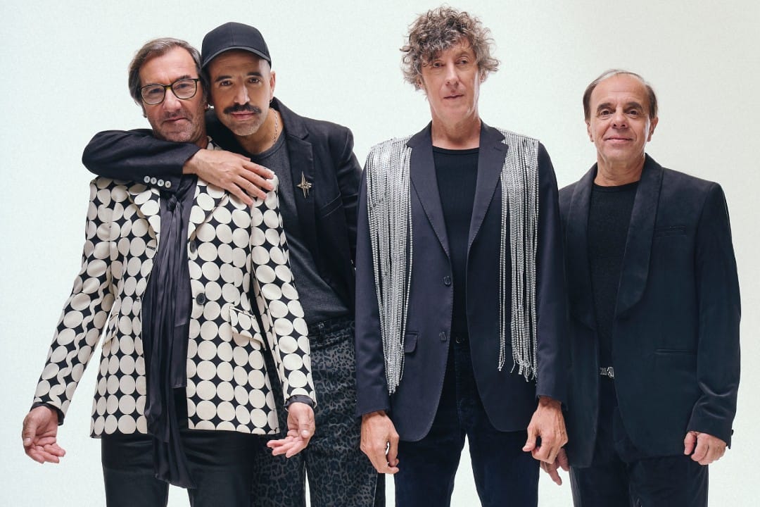 El Cuarteto de Nos posando con fondo blanco