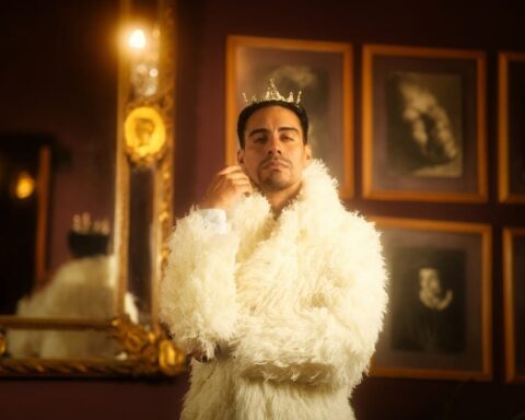 Cututo vestido de abrigo blanco con una corona de espinas