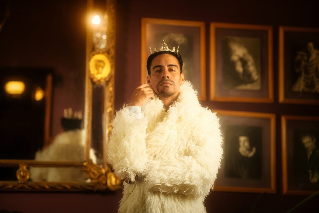 Cututo vestido de abrigo blanco con una corona de espinas