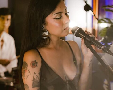 Diana Flores posando con el micrófono en el estudio