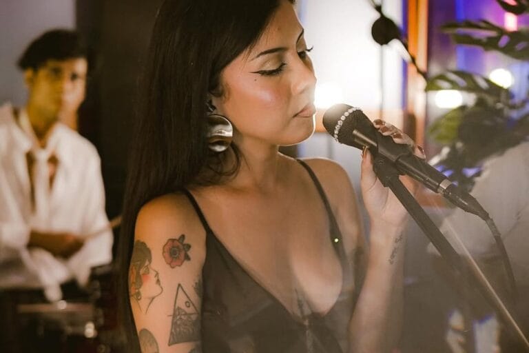 Diana Flores posando con el micrófono en el estudio