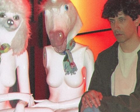 DOMΔ sentado junto a dos personas disfrazadas de perro y caballo