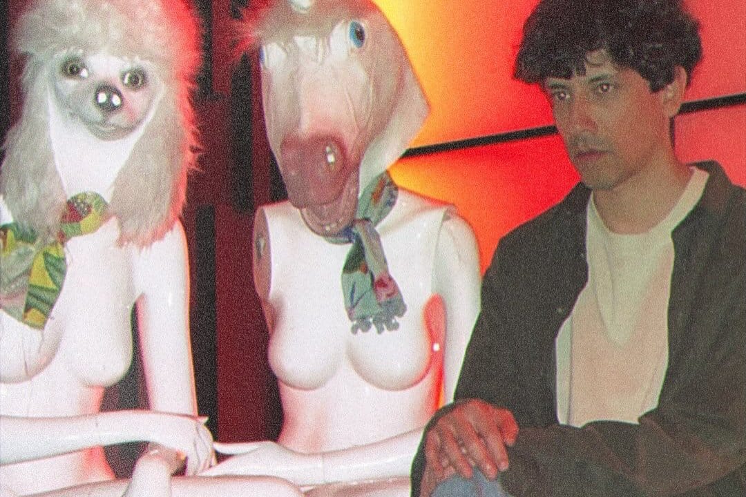 DOMΔ sentado junto a dos personas disfrazadas de perro y caballo