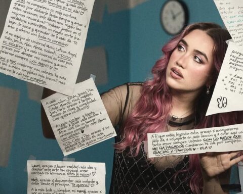 Ela Taubert con hojas escritas de letras