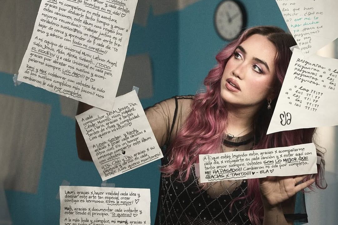 Ela Taubert con hojas escritas de letras