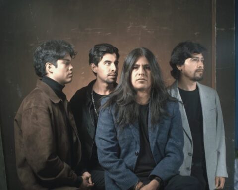 Estación Abisal posando con blazers y fondo oscuro