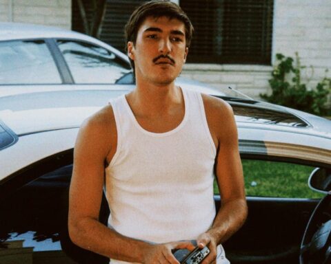 Gero posando delante de un automóvil